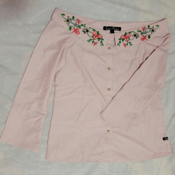 Kamiseta off-the-shoulder red button top with floral embroidery - Picture 4 of 5